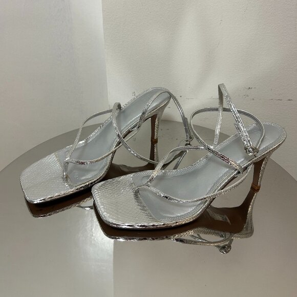 ASOS DESIGN Harissa toe thong mid heeled sandals in silver - Picture 2 of 5